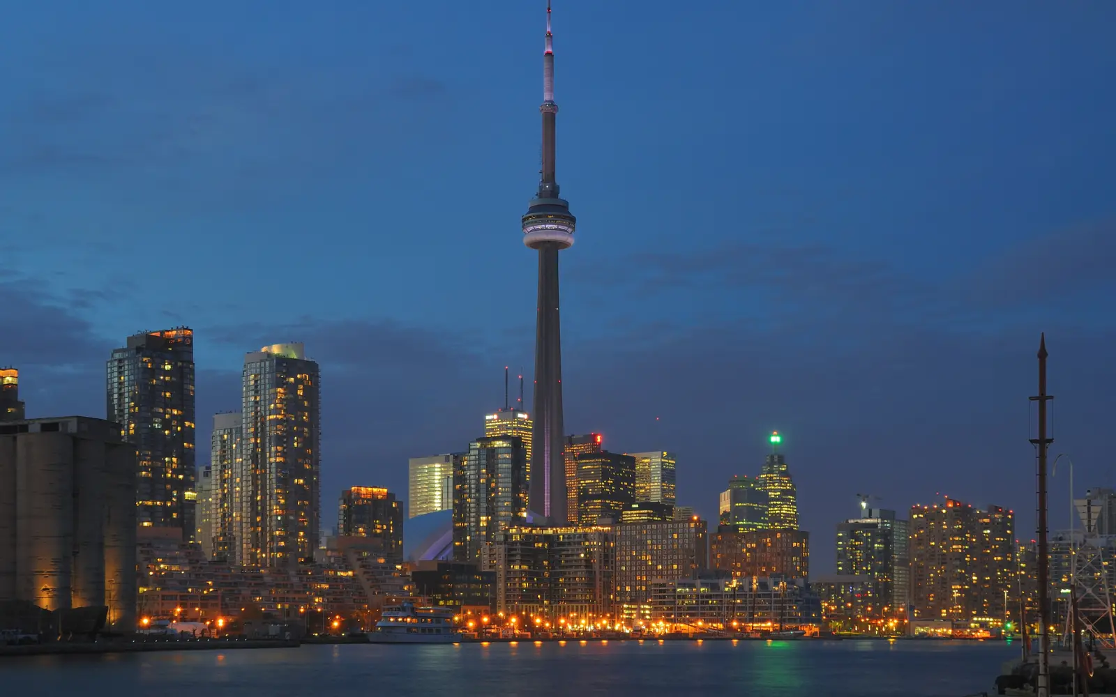 Toronto skyline with the CN Tower