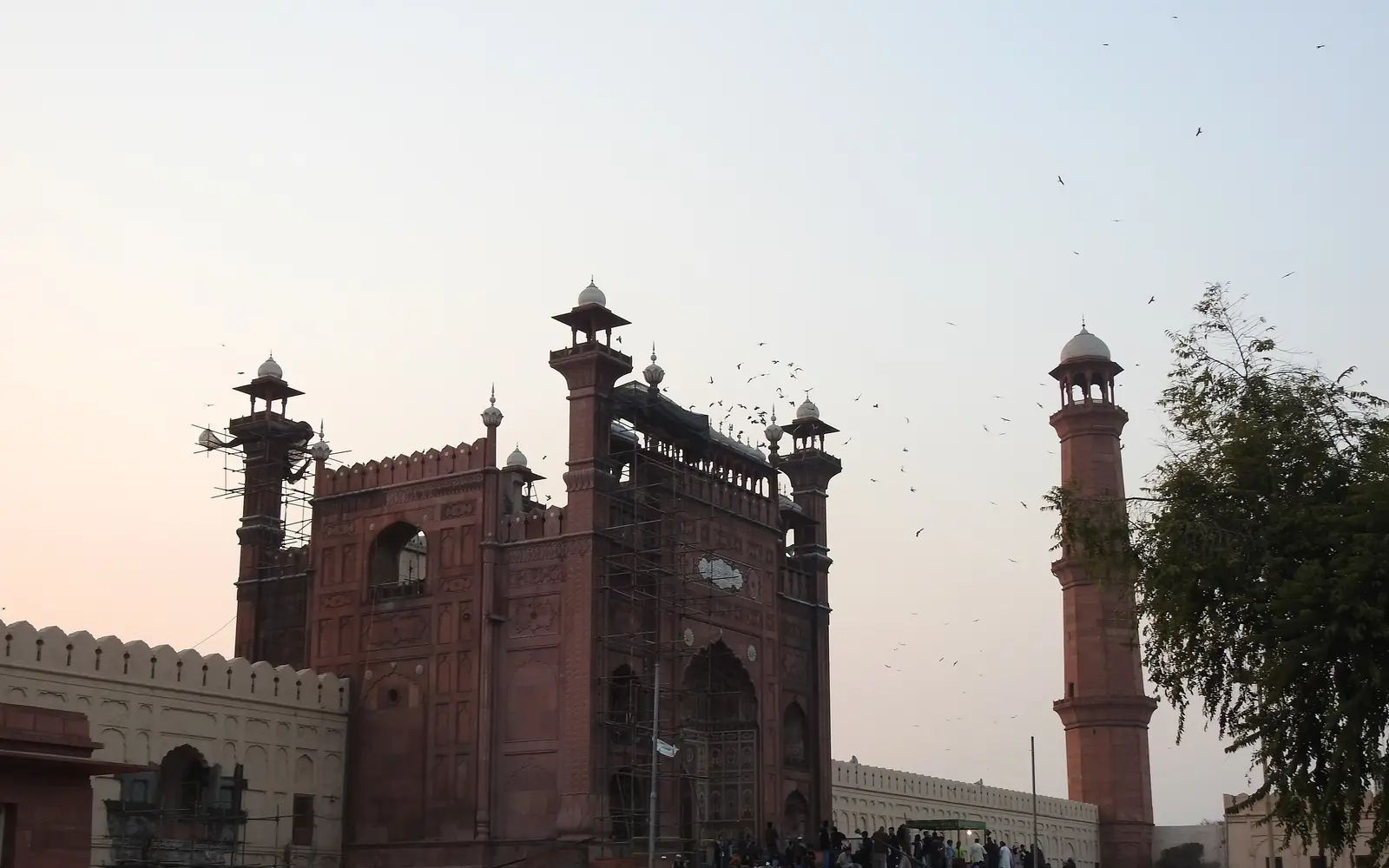 Badshahi Mosque in Lahore at dusk