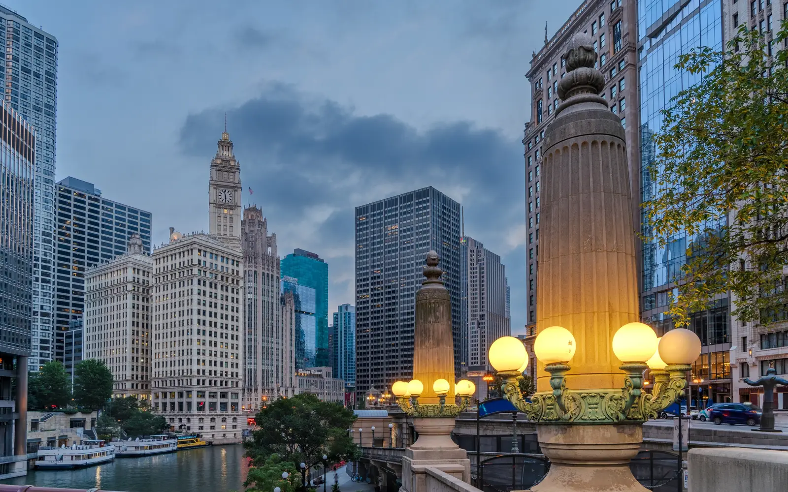 Chicago river and bridges
